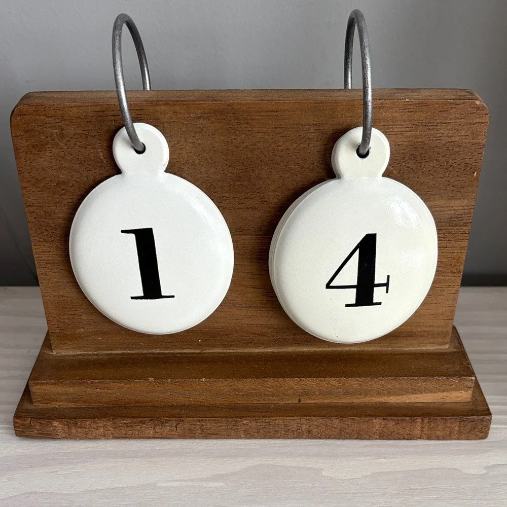 Wooden Calendar Stand with Metal Numbered White‎ Date Tags